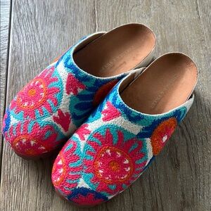 NEW Chelsea & Violet Colorful Embroidered Women's Clogs size 8